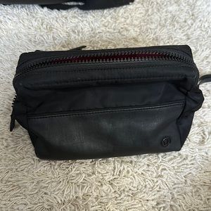 Lulu lemon toiletry bag